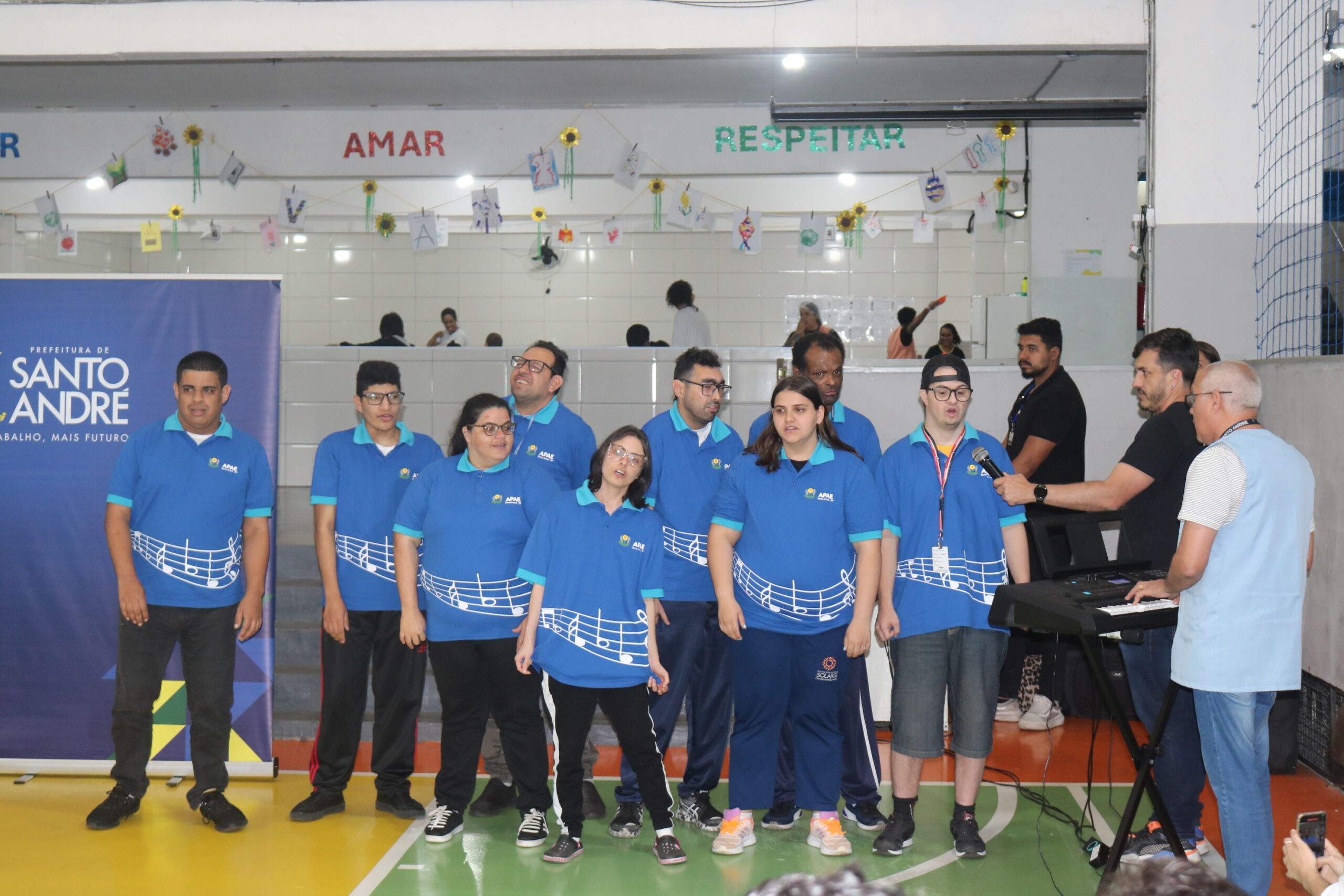 Profissionais da APAE cuidando de assistidos